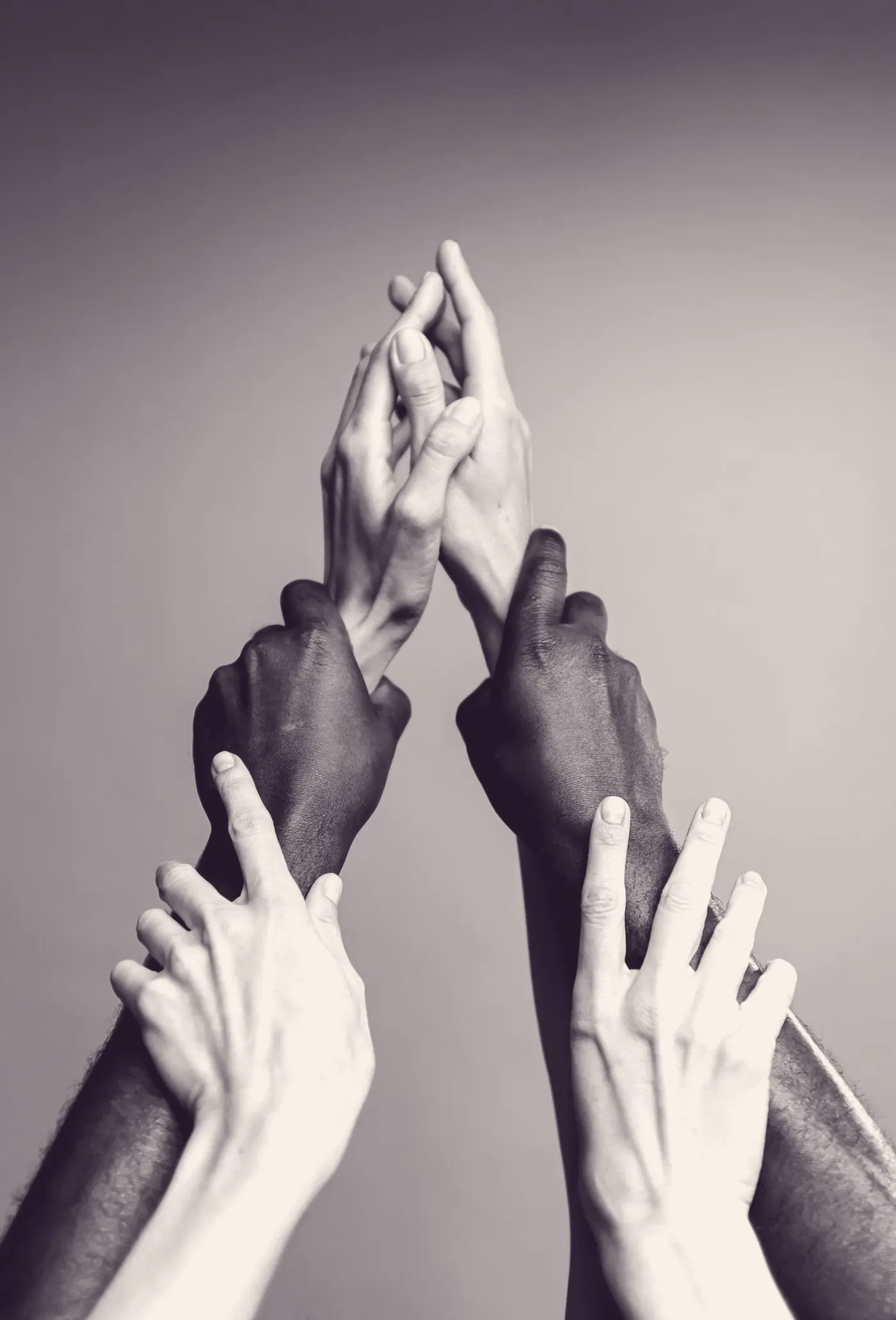 Des bras et des mains qui se tiennent et s'entrelacent