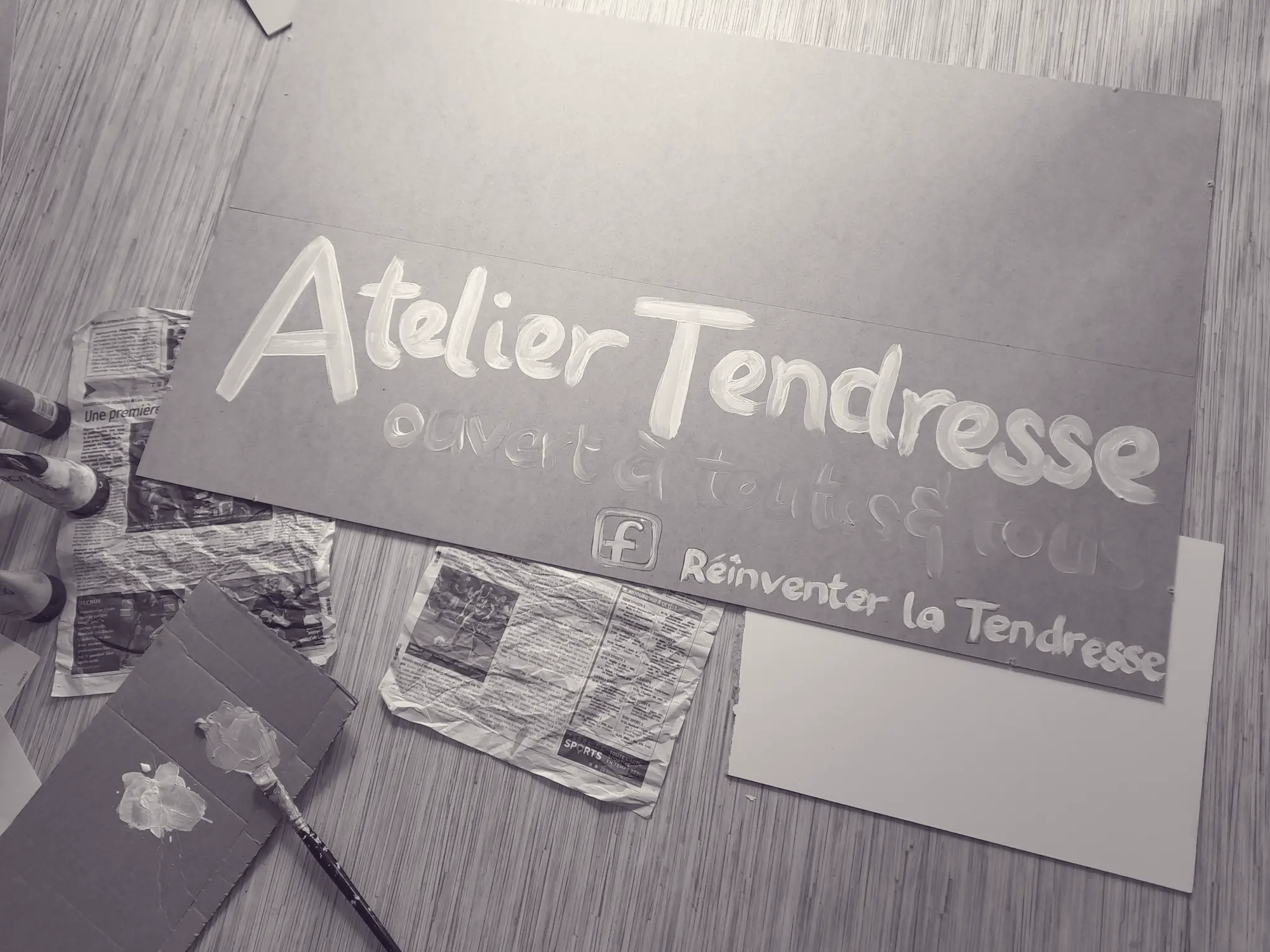 Pancarte peinte à la main : Atelier Tendresse, ouvert à toutes et tous